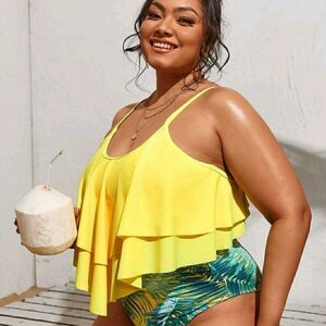 🎉HP🎉 Plus Tropical Ruffle Hem Bikini Swimsuit